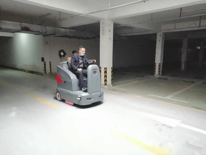 北海小区物业保洁不用人力改用驾驶式洗地机了